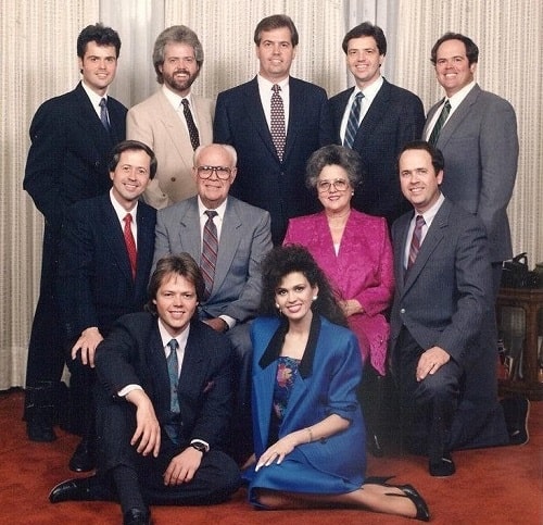 A picture of Marie Osmond with her parents & siblings.